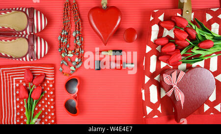 Red feminine Accessoires Reisen shopping Vorbereitung Konzept Stop Motion mit Schuhe, Tasche, Schal und Lippenstift mit kopieren. Stockfoto