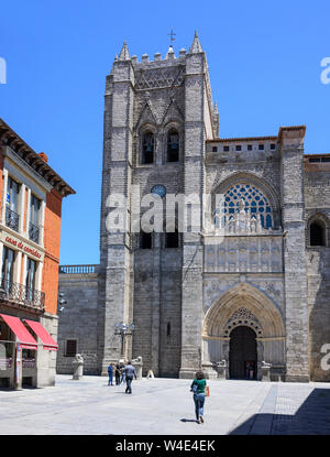 Die westfassade von Avila der frühen gotischen Kathedrale vom Cathedral Square, Avila, Spanien Stockfoto