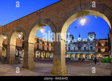 Die Plaza Mercado Chico mit dem Ayuntamiento, Rathaus, im Hintergrund, Avila, Spanien Stockfoto