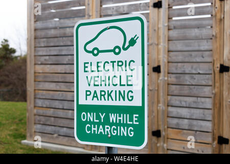 'Elektrische Fahrzeug parken - Nur während des Ladevorgangs' Zeichen Stockfoto