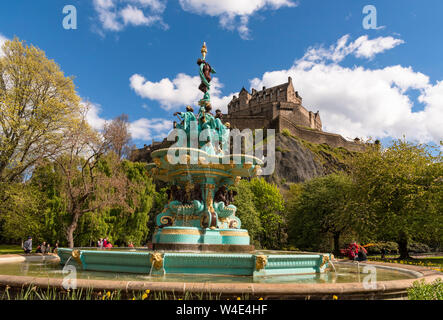 Restaurierte Ross Brunnen, Princes Street Gardens und Edinburgh Stockfoto