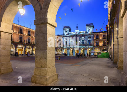 Die Plaza Mercado Chico mit dem Ayuntamiento, Rathaus, im Hintergrund, Avila, Spanien Stockfoto