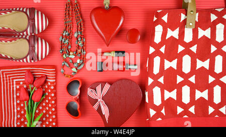 Red feminine Accessoires Reisen shopping Vorbereitung Konzept mit Schuhe, Tasche, Schal und Lippenstift. Stockfoto