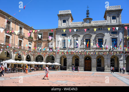 Die Plaza Mercado Chico in Richtung des Ayuntamiento, Rathaus, Avila, Spanien suchen Stockfoto