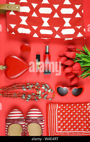 Red feminine Accessoires Reisen shopping Vorbereitung Konzept mit Schuhe, Tasche, Schal und Lippenstift. Stockfoto