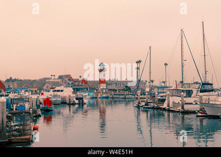 Hellen morgen Himmel über Marina mit Leuchtturm und angedockten Boote. Stockfoto