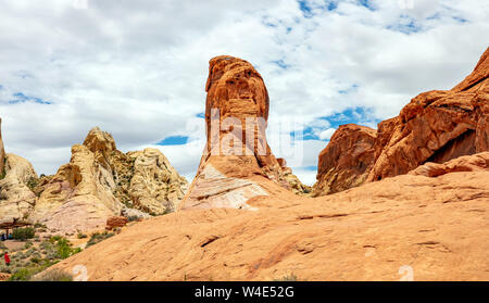 Valley of Fire State Park, Nevada, USA. Roter Sandstein Felsformationen gegen den blauen Himmel mit Wolken Hintergrund, sonniger Frühlingstag Stockfoto