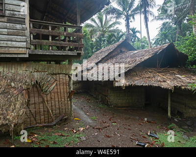 Traditionellen strohgedeckten Haus in Nara Dorf auf Makira Insel, Solomon Inseln, Südpazifik Stockfoto