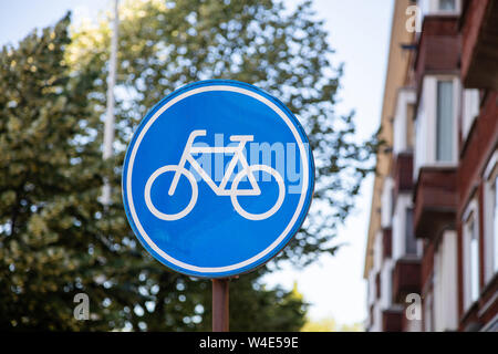 Fahrräder Lane anmelden, Weiß Fahrrad Symbol auf runde blaue Farbe unterzeichnen. Niederländische Verkehrszeichen, Rotterdam Niederlande Stockfoto