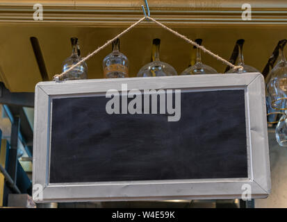 Leere Zeichen hängt über eine Bar pub Zähler. Tafel mit Holzrahmen, mockup Vorlage kopieren. Nähe zu sehen. Stockfoto