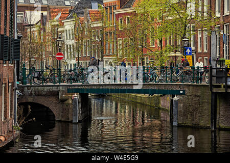 Leiden, Holland, Niederlande, April 18, 2019, die Altstadt von Leiden mit historischen Kähne und Wohnhäuser, Yachten und Hausboote Stockfoto