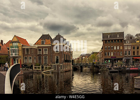 Leiden, Holland, Niederlande, April 18, 2019, die Altstadt von Leiden mit historischen Kähne und Wohnhäuser, Yachten und Hausboote Stockfoto