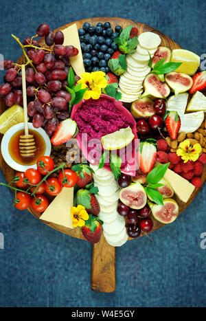 Käse und Obst charcuterie Dessert Beweidung platter auf Holzbrett Overhead. Stockfoto
