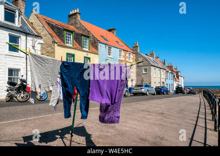 Waschen trocknen an der Küste in den malerischen Küstenort St Monans im Osten Neuk von Fife, Schottland. Stockfoto