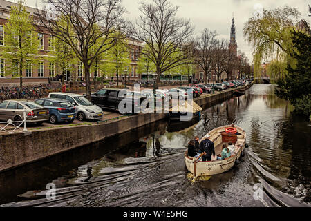 Leiden, Holland, Niederlande, April 18, 2019, die Altstadt von Leiden mit historischen Kähne und Wohnhäuser, Yachten und Hausboote Stockfoto