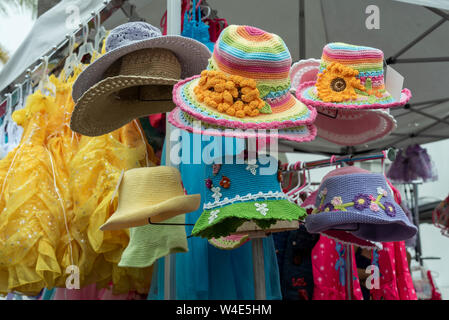 Handgefertigte bunte gestrickte Hüte auf der Anzeige. Stockfoto