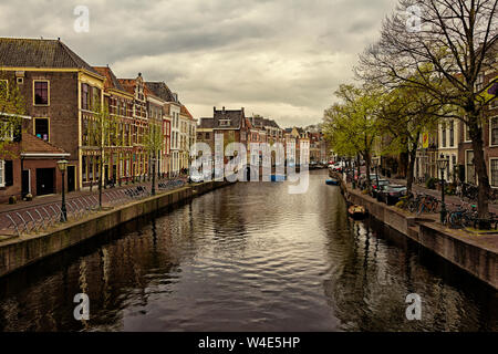 Leiden, Holland, Niederlande, April 18, 2019, die Altstadt von Leiden mit historischen Kähne und Wohnhäuser, Yachten und Hausboote Stockfoto