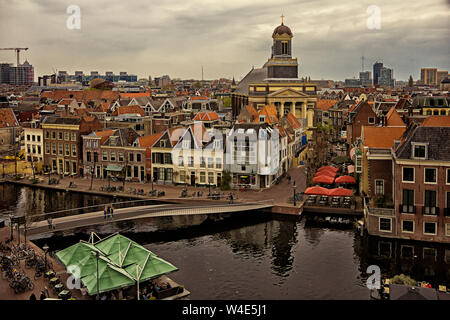 Leiden, Holland, Niederlande, April 18, 2019, die Altstadt von Leiden mit historischen Kähne und Wohnhäuser, Yachten und Hausboote Stockfoto