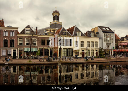 Leiden, Holland, Niederlande, April 18, 2019, die Altstadt von Leiden mit historischen Kähne und Wohnhäuser, Yachten und Hausboote Stockfoto