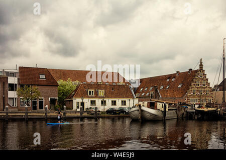 Leiden, Holland, Niederlande, April 18, 2019, die Altstadt von Leiden mit historischen Kähne und Wohnhäuser, Yachten und Hausboote Stockfoto