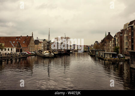 Leiden, Holland, Niederlande, April 18, 2019, die Altstadt von Leiden mit historischen Kähne und Wohnhäuser, Yachten und Hausboote Stockfoto