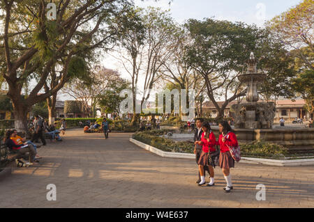 Guatemala, Antigua, Parque Central, Central Plaza mit Menschen und 1738 Brunnen Stockfoto