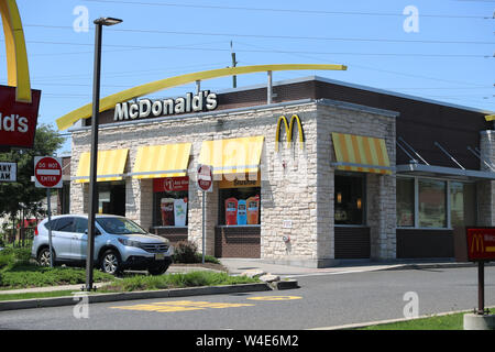 Princeton, New Jersey - 23. Juni 2019: McDonald's Fast Food Restaurant mit Antrieb durch 24 Stunden Service und. - Bild Stockfoto