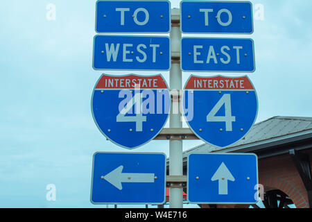 Tampa Bay, Florida. Juli 12, 2019 Interstate 4 West und Ost Zeichen. Stockfoto