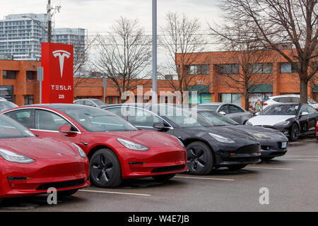 Tesla Modell 3 ist bei Tesla Händler/Service Center vor dem Tor. Stockfoto