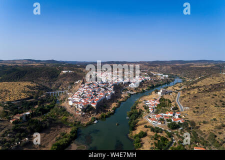Luftaufnahme des schönen Dorfes Mértola im Alentejo, Portugal; Konzept für Reisen in Portugal und die portugiesischen historische Dörfer. Stockfoto