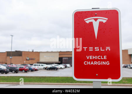 Tesla Fahrzeug aufladen Anmelden bei Tesla Kompressor Station, CF Limeridge in Hamilton, Ontario. Stockfoto