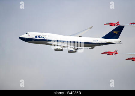 Boeing 747-436 fliegen mit den roten Pfeilen auf der Air Show 2019 RIAT Fairford, Gloucestershire, Großbritannien zum Gedenken an den 100. Jahrestag der BOAC Stockfoto