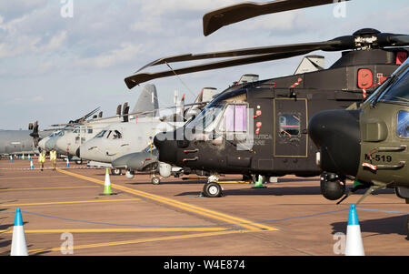 Verschiedene Hubschrauber und Flugzeuge in der Abendsonne 2019, der RIAT Fairford, Gloucestershire, Vereinigtes Königreich Stockfoto