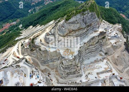 Luftaufnahme von Berg aus Stein und Marmor Steinbrüche im regionalen Naturpark der Apuanischen Alpen in den Apenninen in der Toskana, Massa Carrara Stockfoto