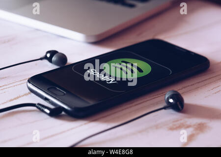 Nizhyn, Ukraine/Juli -16-2019: Smartphone auf dem Tisch liegen mit Spotify Musik App auf dem Bildschirm. Social media Konzept. Stockfoto