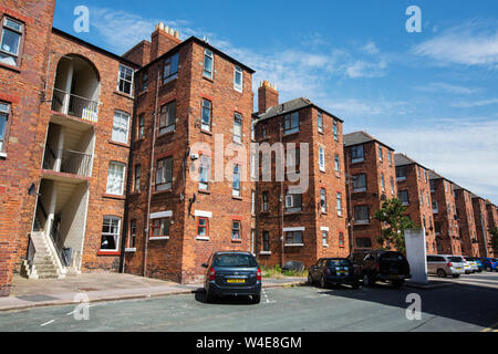 Viktorianische Backsteingebäude Mietskasernen auf Barrow Island, Barrow in Furness, Cumbria, Großbritannien. Stockfoto