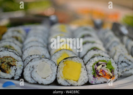 Vegetarier sushis mit Mango, Salat, Palm Herz Stockfoto