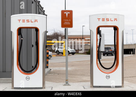 Zwei Tesla Kompressoren und Tesla Electric nur Fahrzeug an CF Markham Shopping Center. Stockfoto