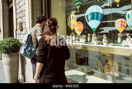 Barcelona, Spanien - Jun 1, 2018: Ansicht der Rückseite des Paar Einkaufen für moderne Neue letzte Sammlung von Luxus handgelenk Schweizer Uhren von Rolex Modell in der offiziellen Store Distributor store Showcase hergestellt Stockfoto