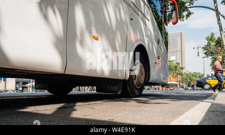 Barcelona, Spanien - Jun 1, 2018: Low Angle View von Bus Bus fahren auf der Avenida Diagonal in Barcelona mit älteren Menschen überqueren die Straße Stockfoto