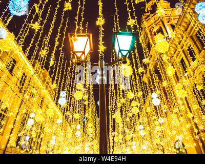 Helle Weihnachten Straße Beleuchtung der Fassade der Gebäude. Brennende Laternen auf nikolskaya Street in Moskau. Die Stadt ist für die Eingerichtet Stockfoto