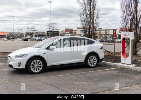 Weiß Tesla Model X geparkt, Laden bei SmartCenters Markham Woodside, Tesla Kompressor. Stockfoto