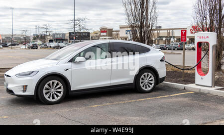 Weiß Tesla Model X geparkt, Laden bei SmartCenters Markham Woodside, Tesla Kompressor. Stockfoto