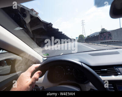 Paris, Frankreich, 15.Juli 2018: Fahrer POV persönliche Perspektive und den vorderen Autos fahren Sie aus dem Tunnel herausfahren des Boulevard Périphérique in Paris, Frankreich Stockfoto