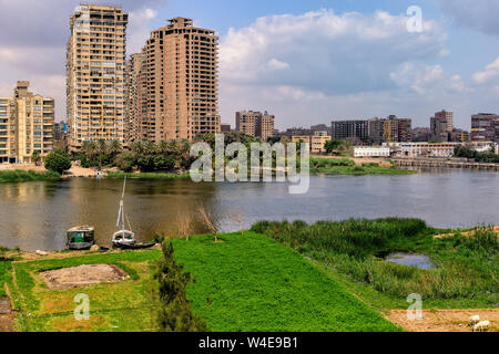 Aussicht auf die ländliche Insel Geziret El-Dahab in den Nil von El-Monieb Brücke in Kairo Stockfoto