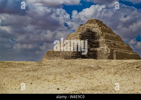 Die Stufenpyramide des Djoser in Sakkara, Ägypten. Sakkara war die Grabstätte, die als nekropole Für die altägyptische Hauptstadt von Memphis serviert. Stockfoto