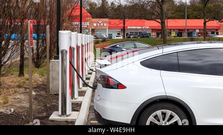 Tesla Model X Weiß, Rot und Blau Tesla Modell alle gesteckt, Aufladung an SmartCenters Markham Woodside, Tesla Kompressor. Stockfoto