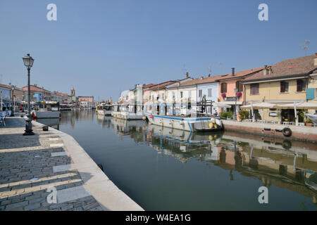 Malerischer Blick auf die 'Porto Canale Leonardesco, den alten Hafen von Cesenatico an der italienischen Adria Küste Stockfoto