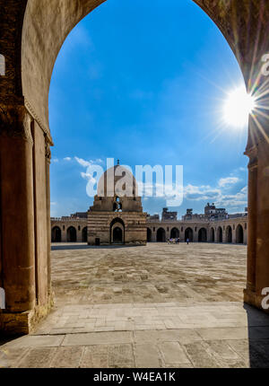 Waschung Brunnen im Hof der Ibn Tulun Moschee gesehen durch eine der Bögen der Arcade Stockfoto