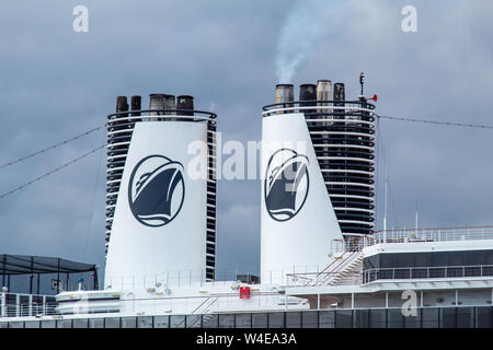 Holland America Line Logos auf dem Auspuff Stapel eines verankerten Schiff im Hafen in Victoria, BC gesehen. Stockfoto